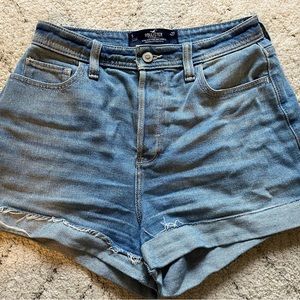 Hollister Ultra High-Rise Mom Jeans Short 3’ - size 5 / 27 US
